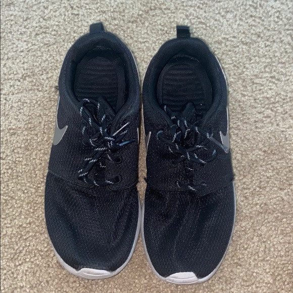 Black nike running shoes - Picture 2 of 3